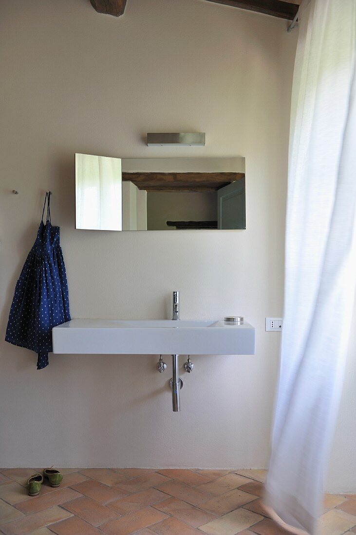 Minimalistisches Bad mit Designer Waschbecken und Spiegel