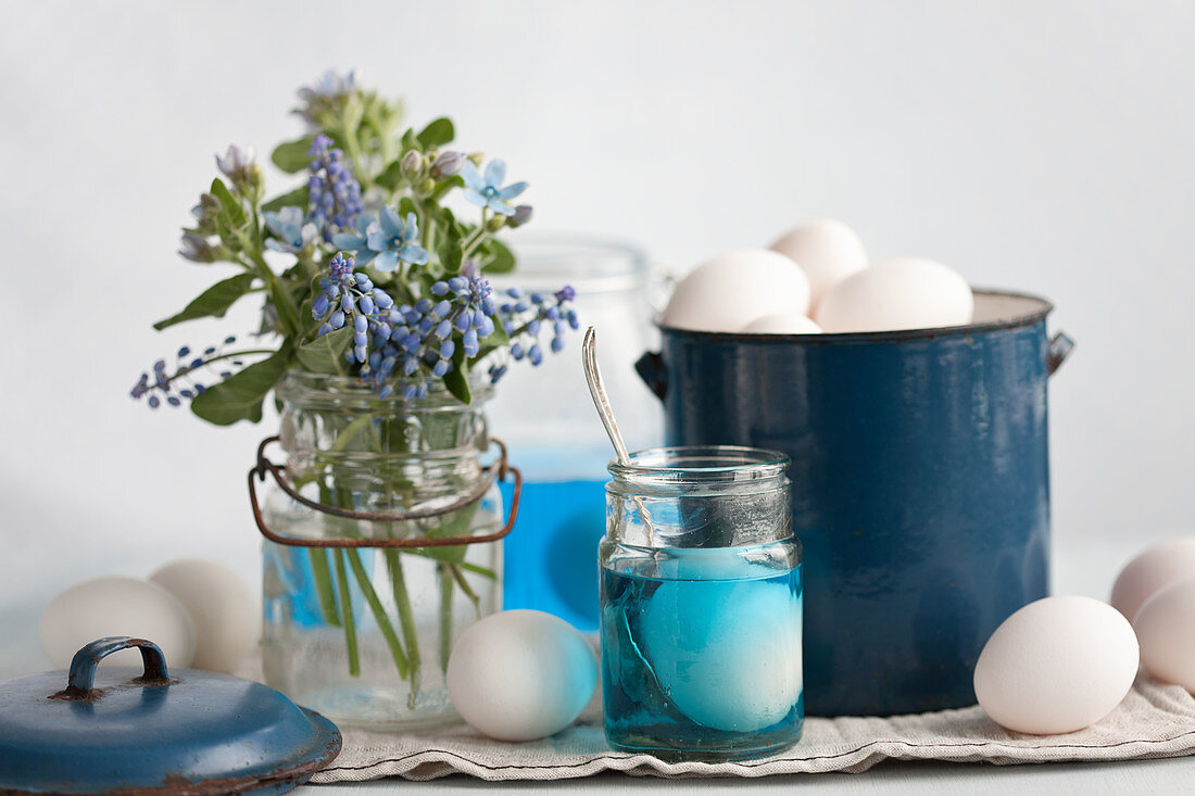 Stillleben mit Traubenhyazinthen, Eierfarbe und Eiern