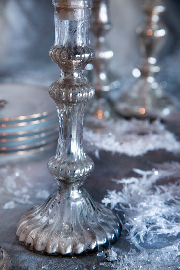 Silberner Kerzenleuchter auf festlichem Tisch