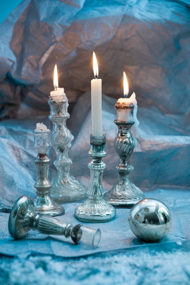 Antike silberne Kerzenleuchter und Christbaumkugel