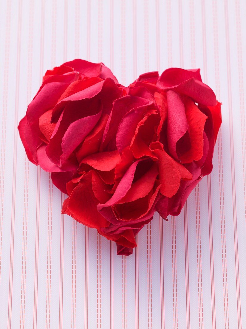 Herzförmig arrangierte rote Rosenblütenblätter