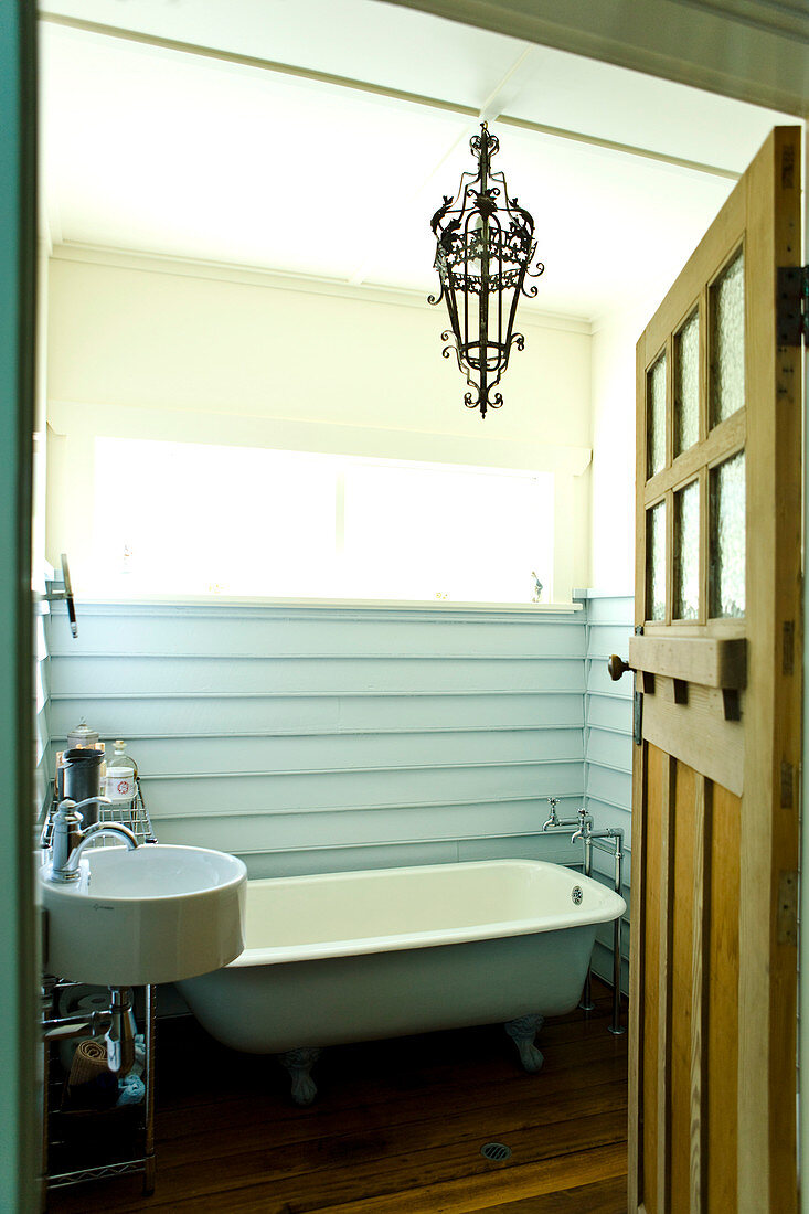 Blick durch offene Tür in teilweise modernisiertes Bad