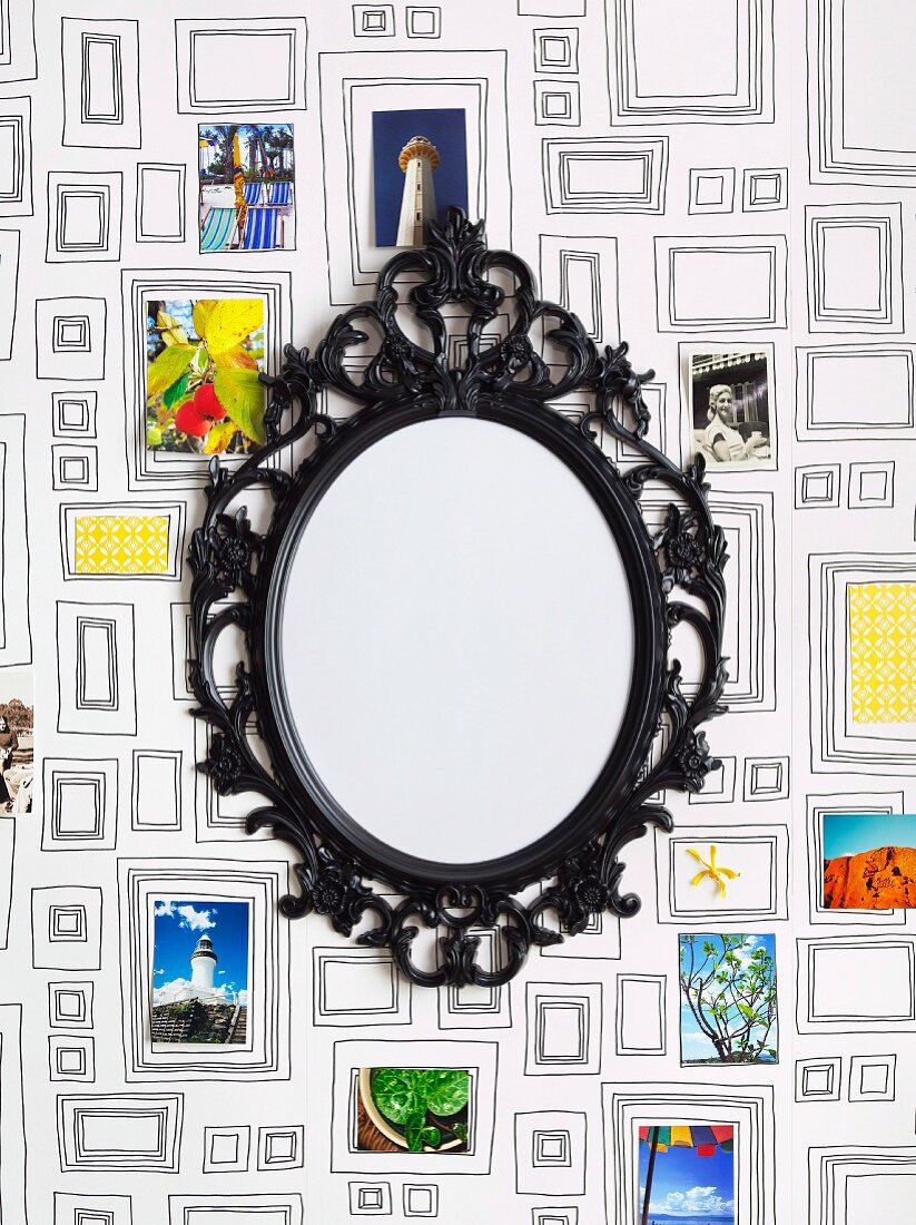Spiegel mit Vintage Metallrahmen in Schwarz vor gemusterter Tapete an Wand