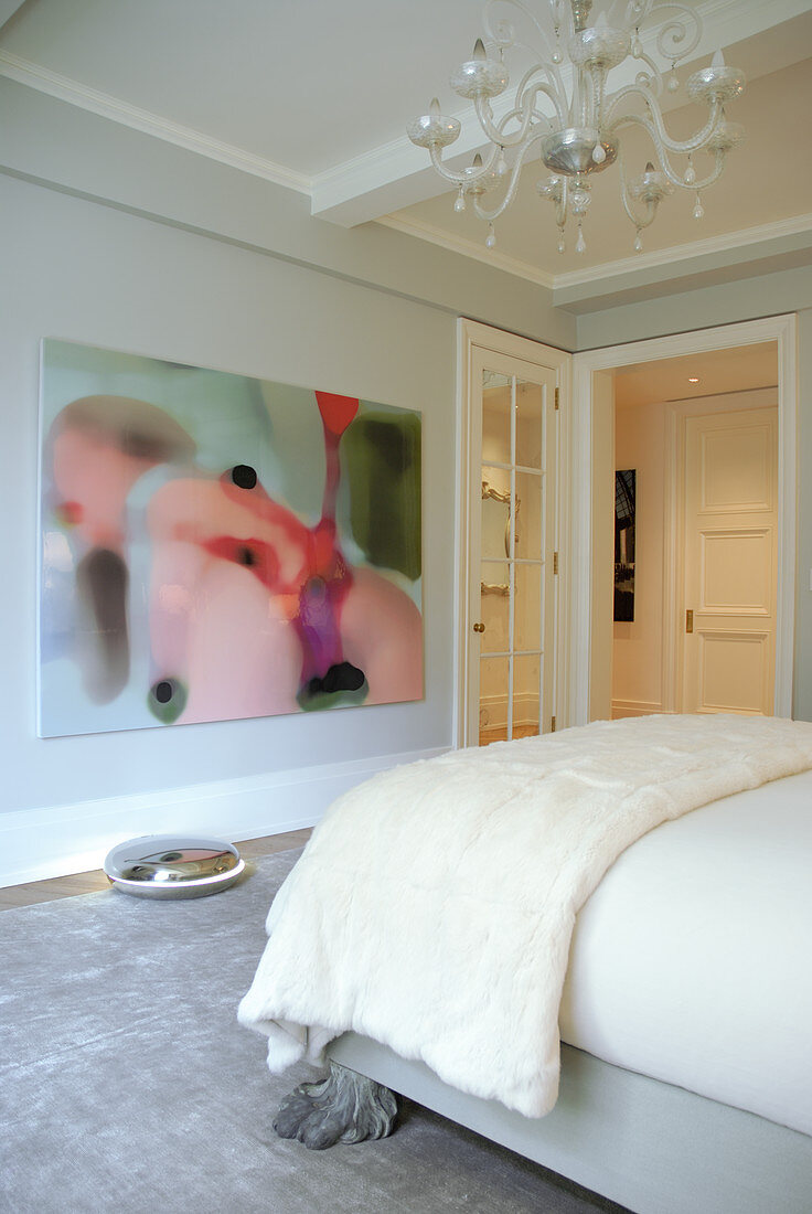 Französisches Bett mit postmodernen Klauenfüssen und moderne Kunst an der Wand in elegantem Schlafzimmer