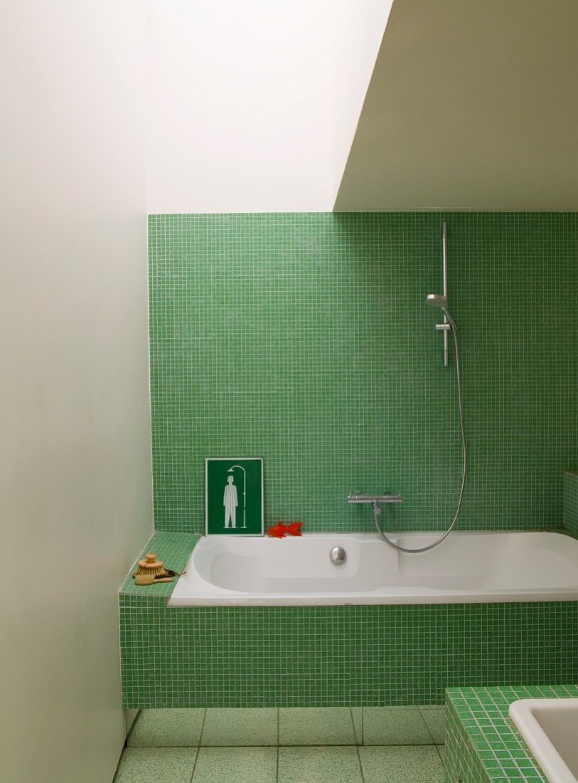 Zeitgenössisches Bad mit grünen Mosaikfliesen an Badewannenfront und Wand mit Retroflair