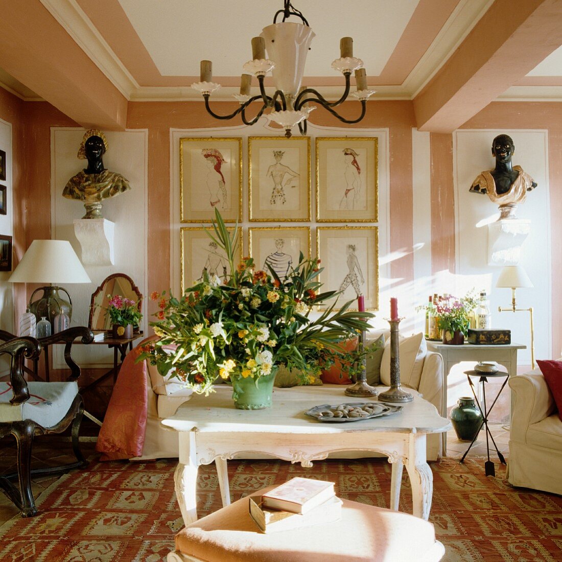 Elegantes Wohnzimmer im französischen Stil mit großem Blumenstrauss