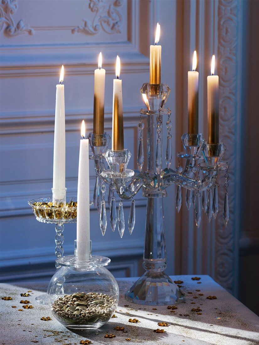 Kristallleuchter mit brennenden Kerzen