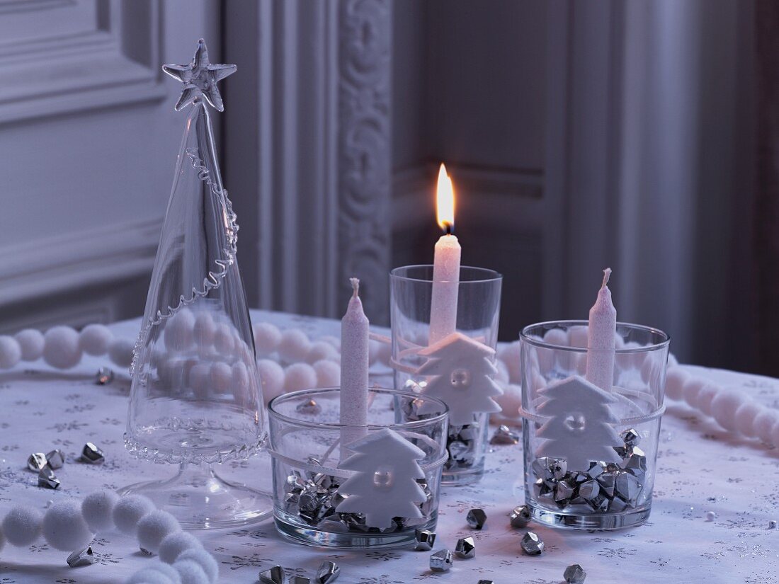 Weihnachtliche Tischdekoration in Weiß & Silber mit Kerzenhaltern