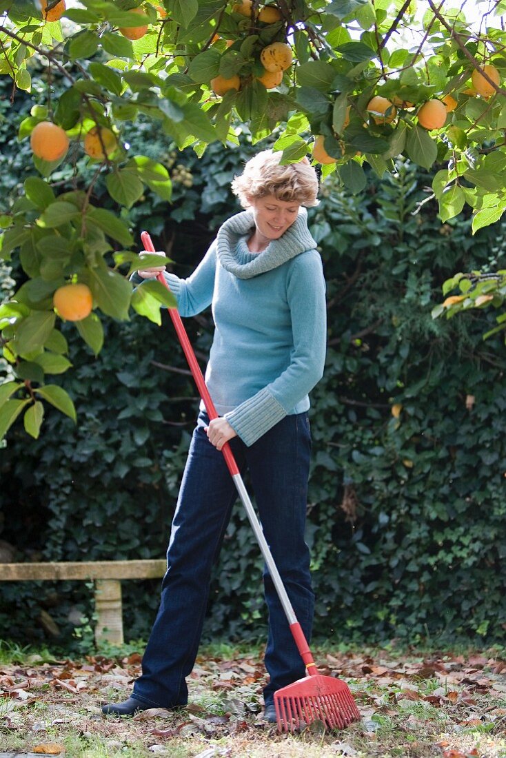 Frau bei der Gartenarbeit