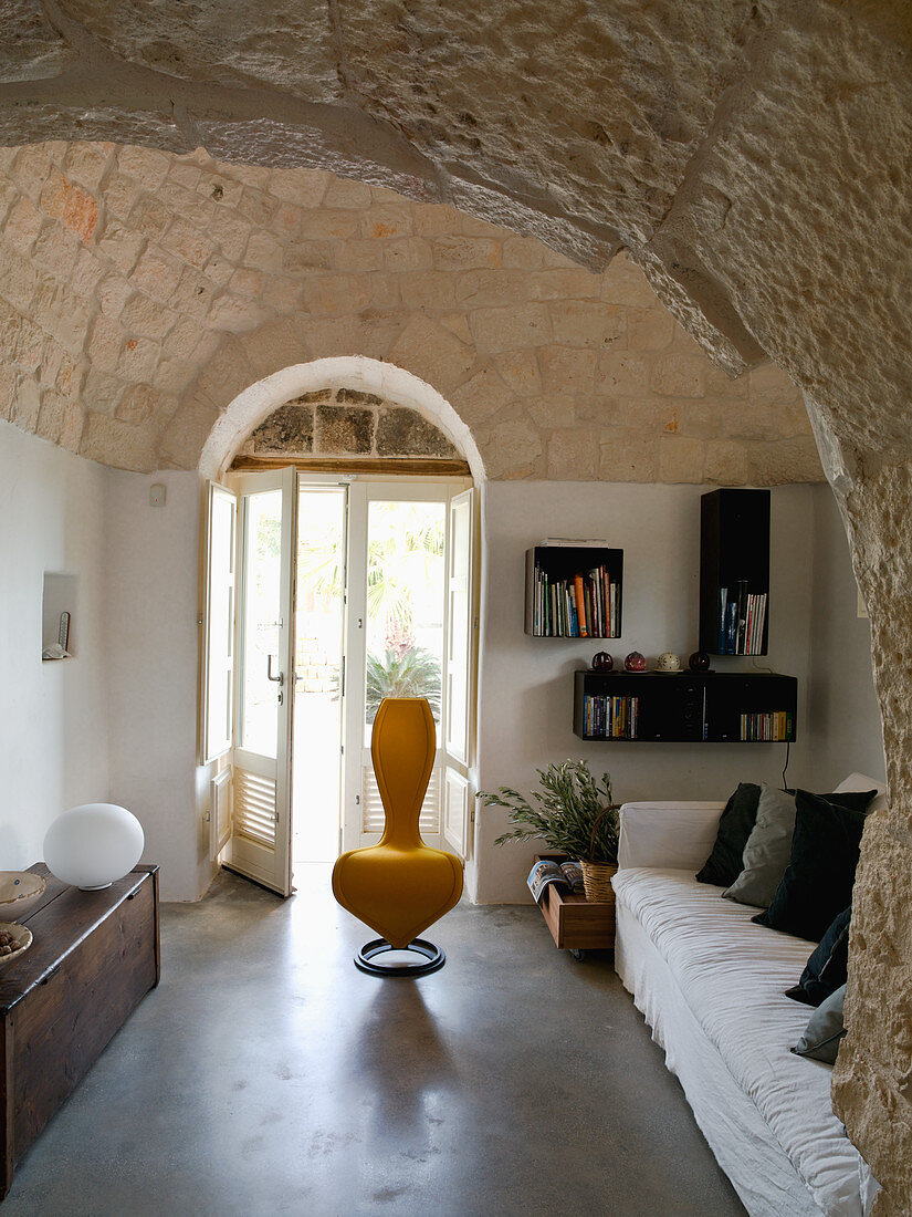 Renovierter Wohnraum mit Gewölbedecke aus Naturstein in einem Trullo