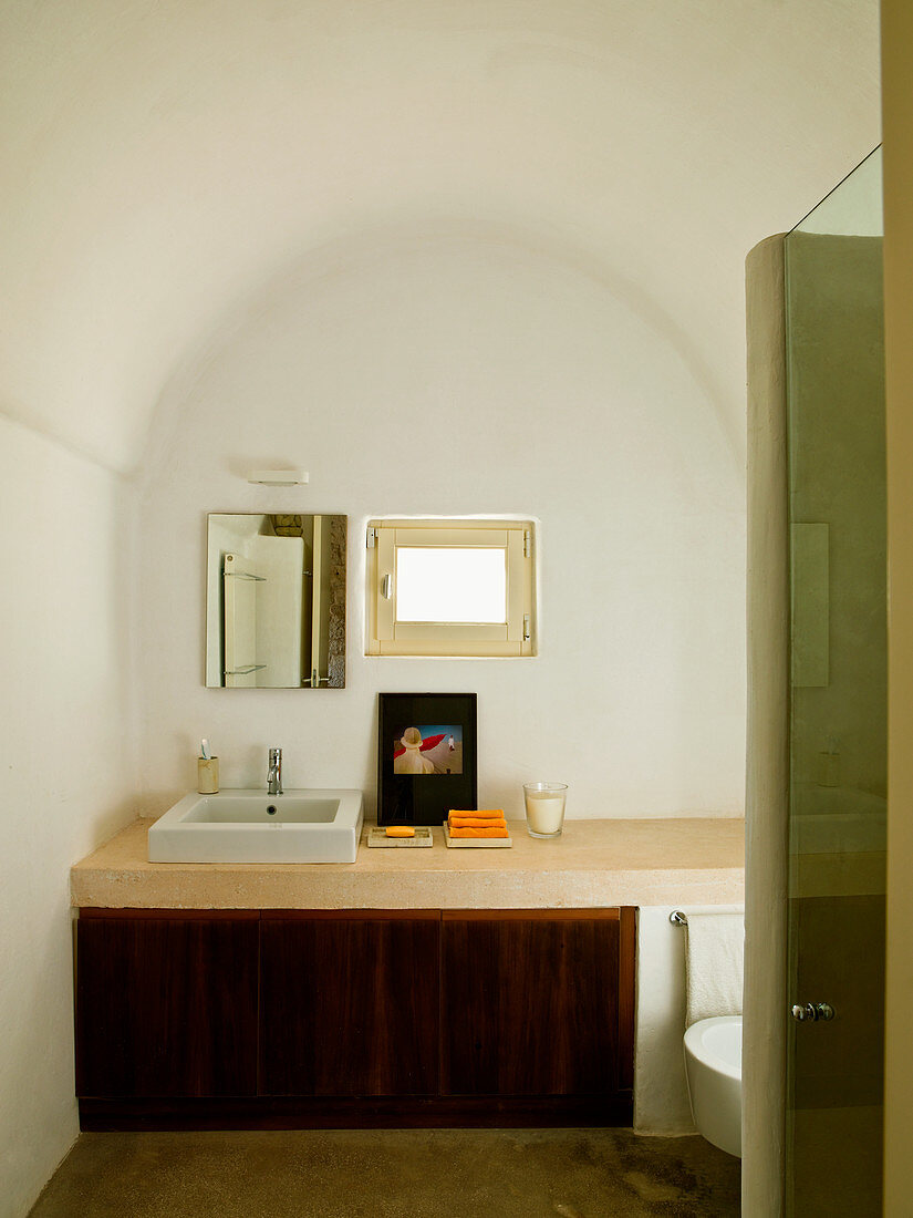 Minimalistisches Bad mit Tonnendecke - schlichter Waschtisch an Wand unter kleinem Fenster