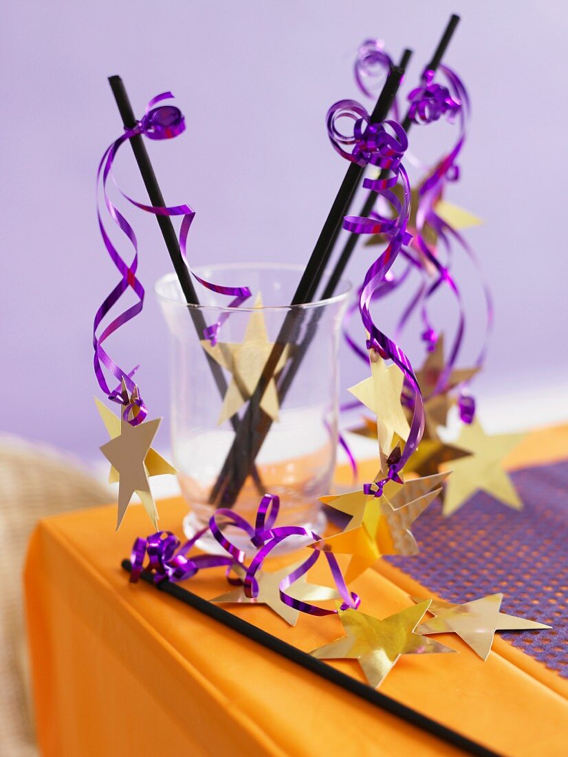 Dekoration für Halloween (Schwarzer Strohhalm mit lila Geschenkband und Goldstern)