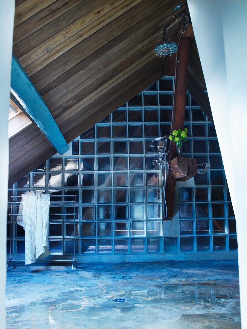 Dachraum mit Trennwand aus Glasbausteinen und holzverkleidete Schräge