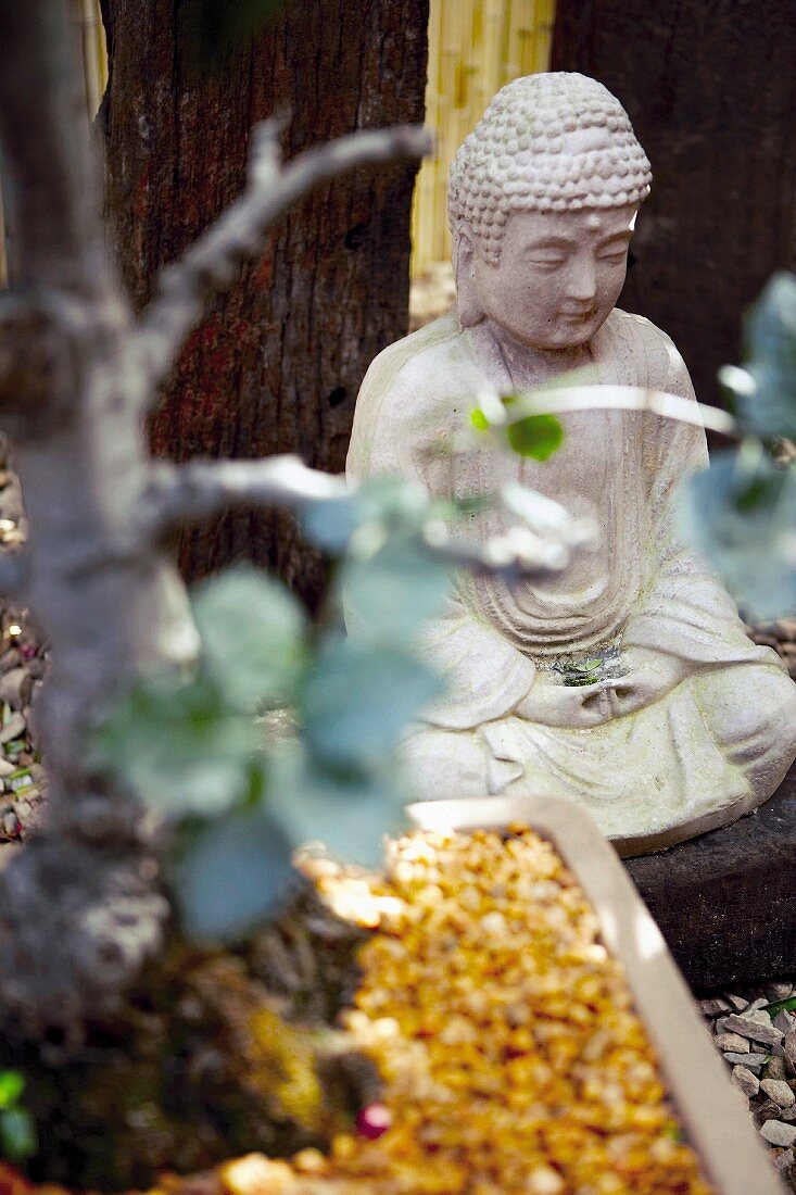 Buddha-Skulptur im Garten