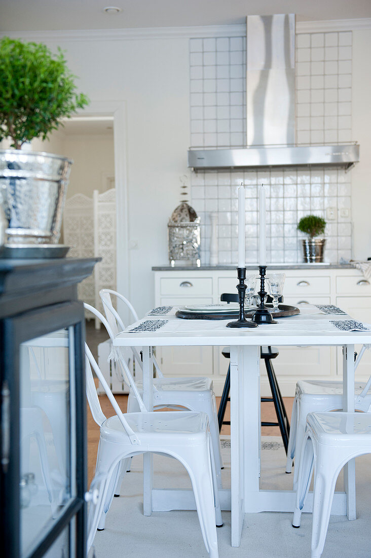 Küchentisch und weiße Metallstühle im Retrostil in Landhausküche