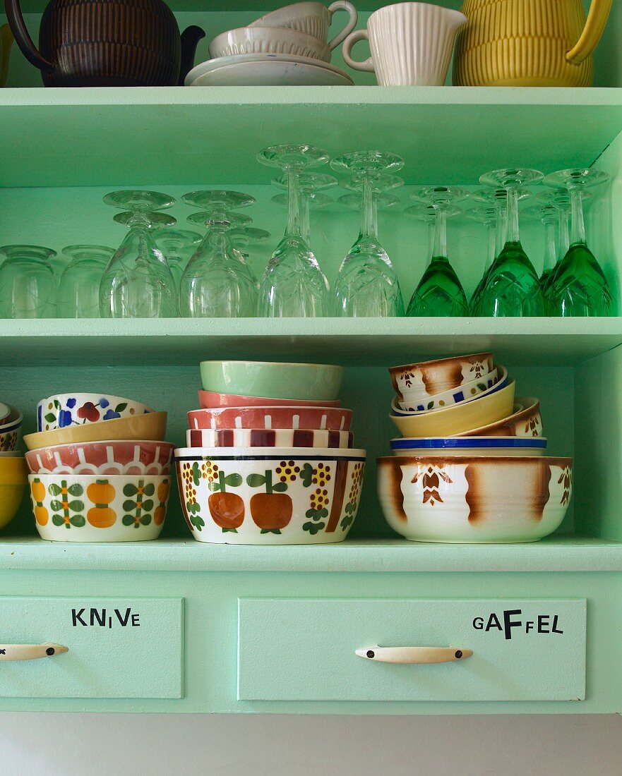 Ausschnitt eines Küchenboards mit Gläsern und Schalen im Stilmix Art Deco und 70er Jahre