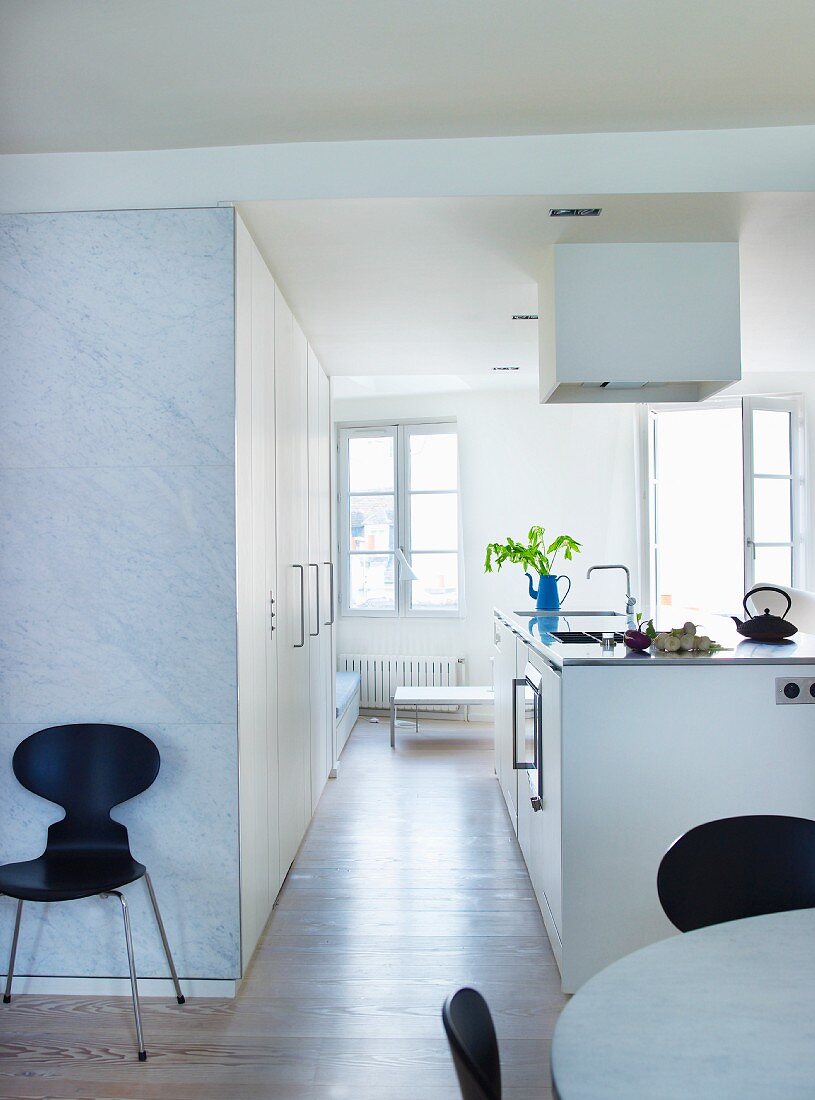 Freistehender Küchenblock mit Dunstabzug in offener, moderner Küche