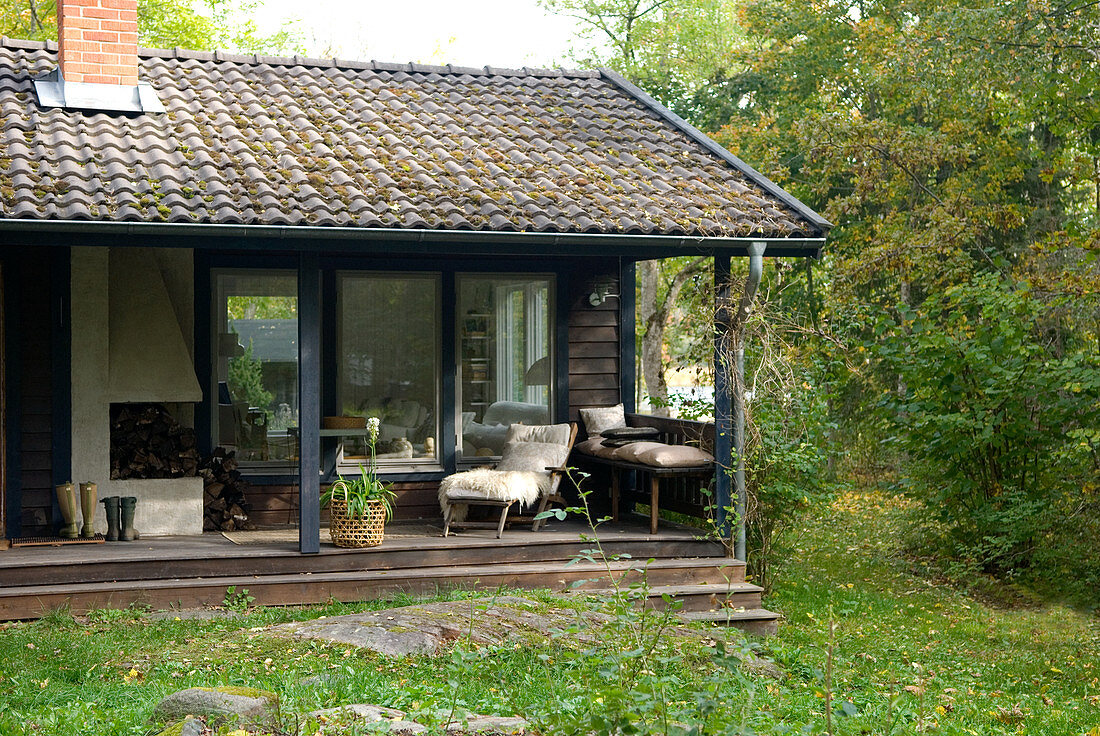 Sommerhaus mit möblierter Veranda und Garten auf dem Land
