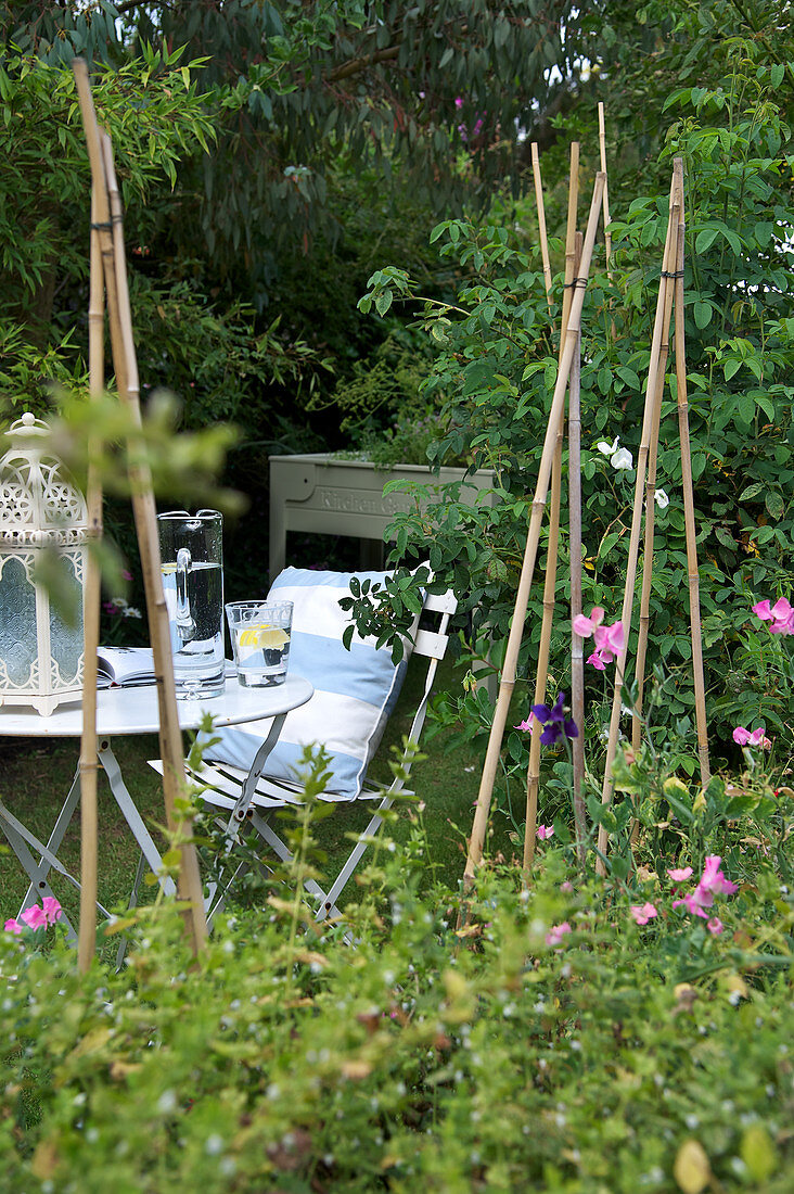 Sommerlicher Garten mit Tisch und Stuhl