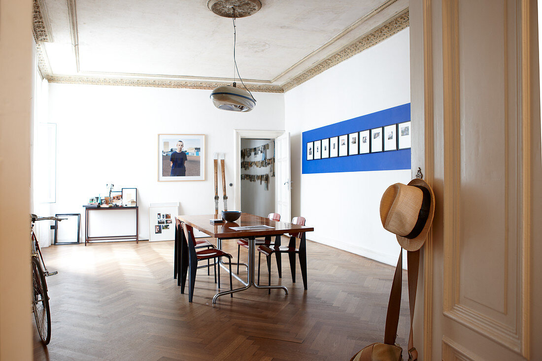 Blick durch offene Tür auf Tisch und Stühle aus Bauhauszeit in minimalistischem Zimmer