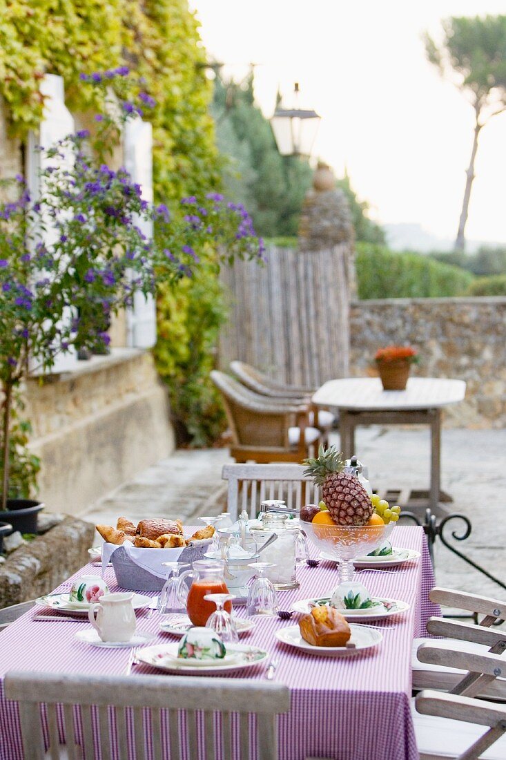 Frühstücken auf Terrasse in mediterranem Ambiente