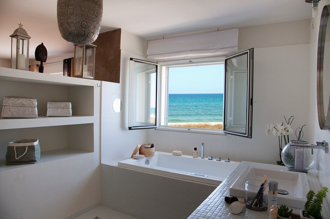 Modernes Bad mit offenem Fenster und Meerblick