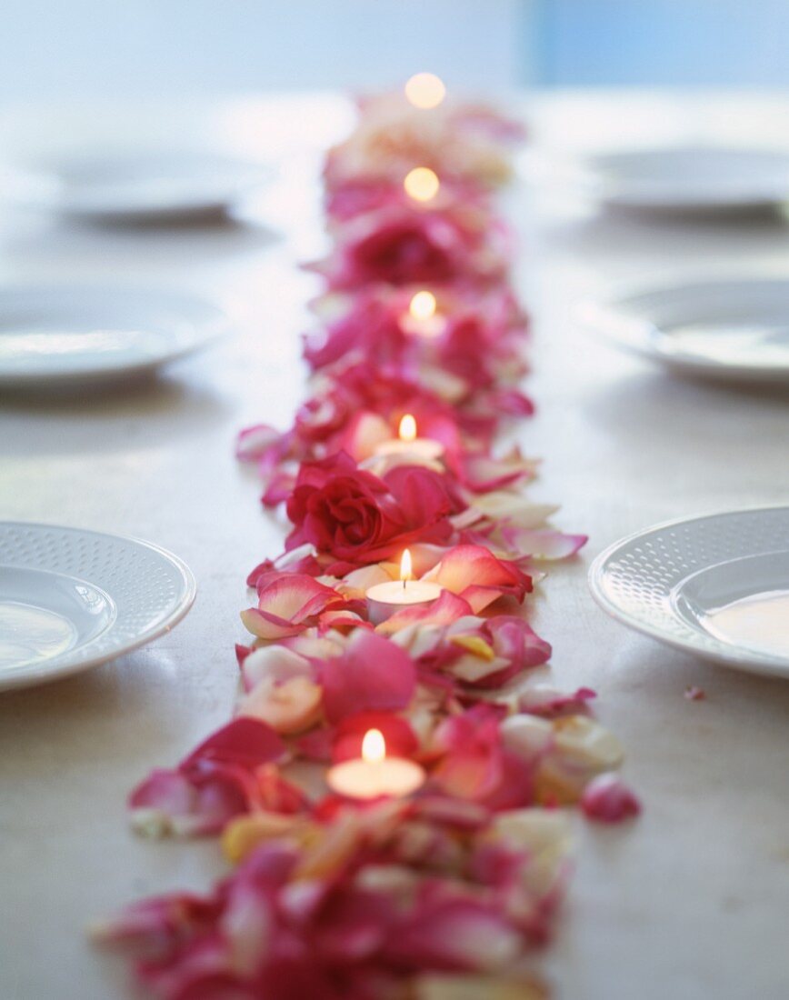 Tischdeko aus Rosenbüten, Rosenblättern & Teelichtern