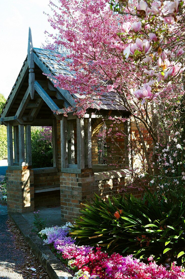 Garten mit Pavillon und blühenden Bäumen