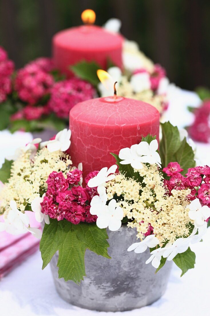 Kerzengesteck mit Rotdorn- & Tellerhortensienblüten