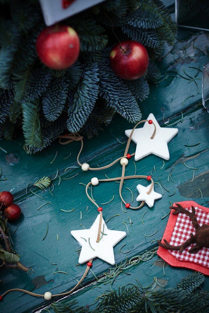 Christbaum mit roten Äpfeln und Sternenkette