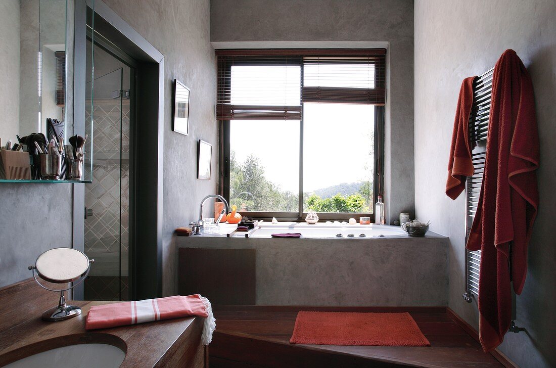 Wohnliches Badezimmer mit Landschaftsblick von der komfortablen Einbauwanne aus