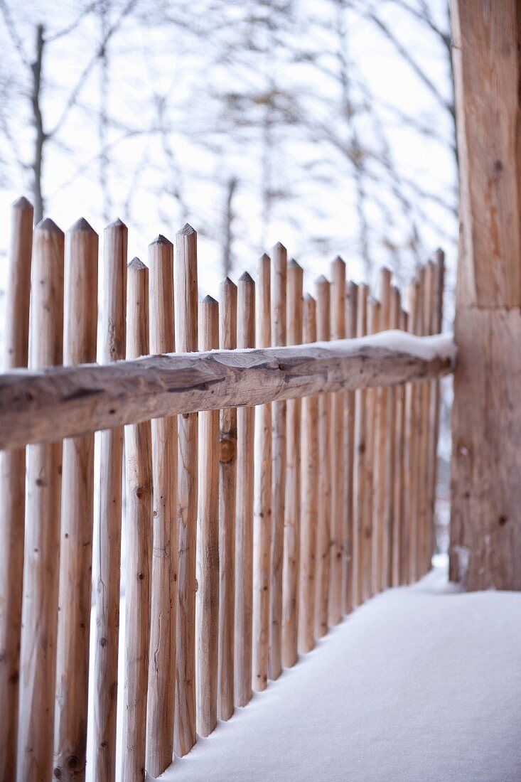 Holzzaun und Winterstimmung