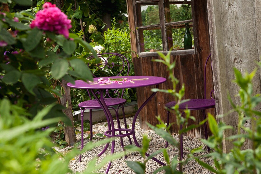 Lila Gartentisch und Stühle aus Metall