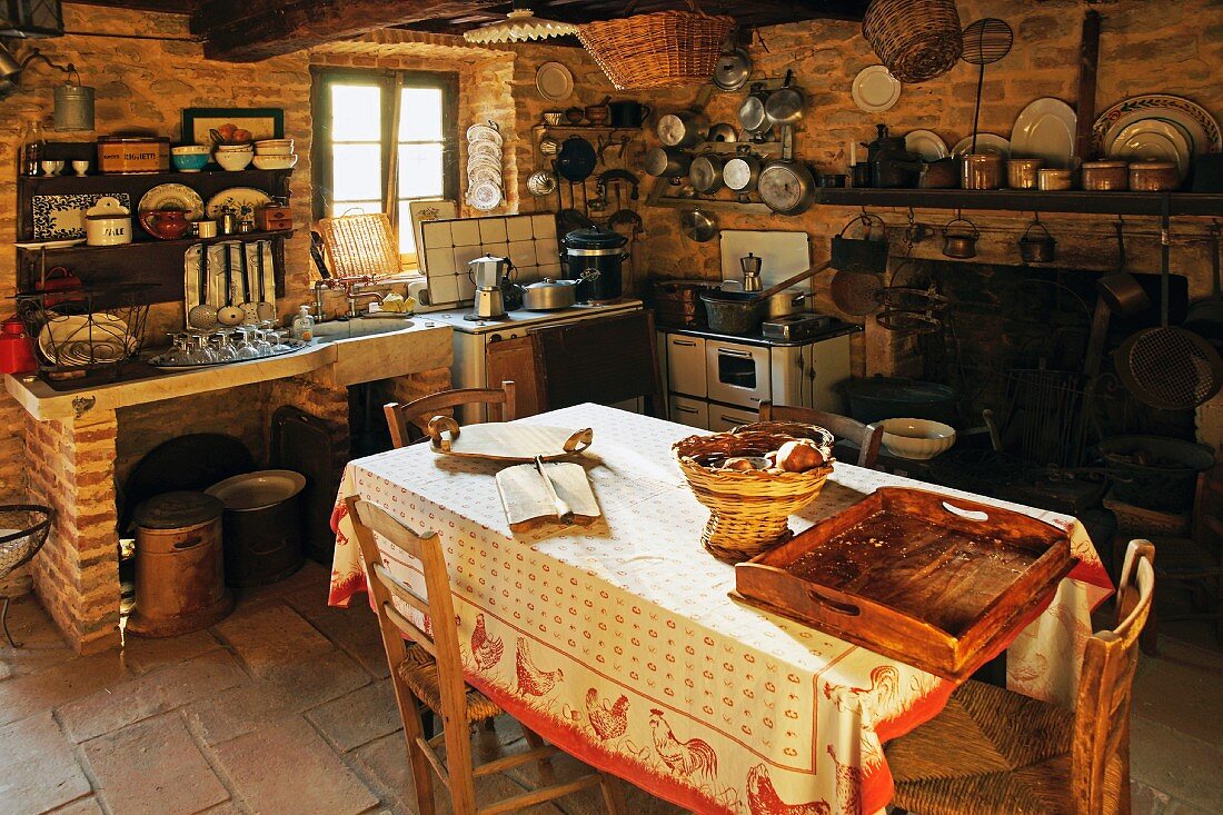 Bäuerliche Küche mit Esstisch