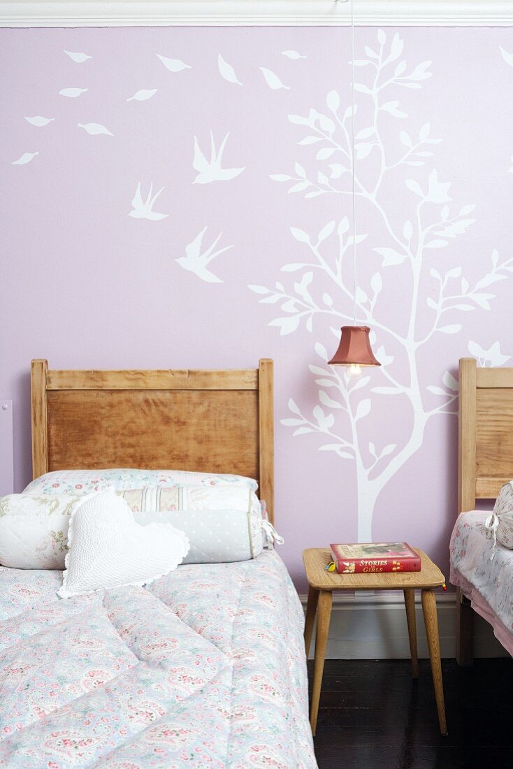 Mädchenzimmer mit rosa Wand und Wandtattoo