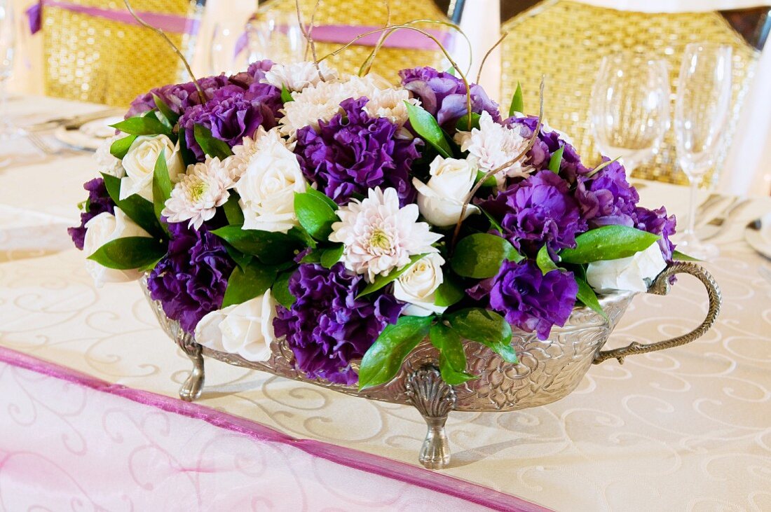 Blumenarrangement auf einer Hochzeitstafel