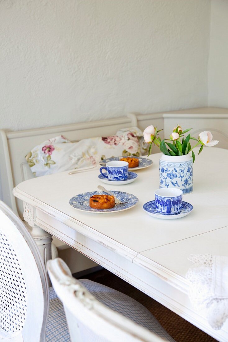 Blau-weisses Geschirr auf weißem Esstisch