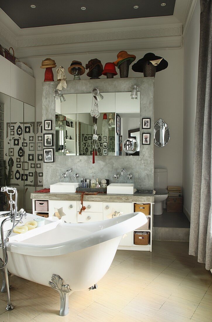Bathroom with free-standing bathtub and twin sinks on partition