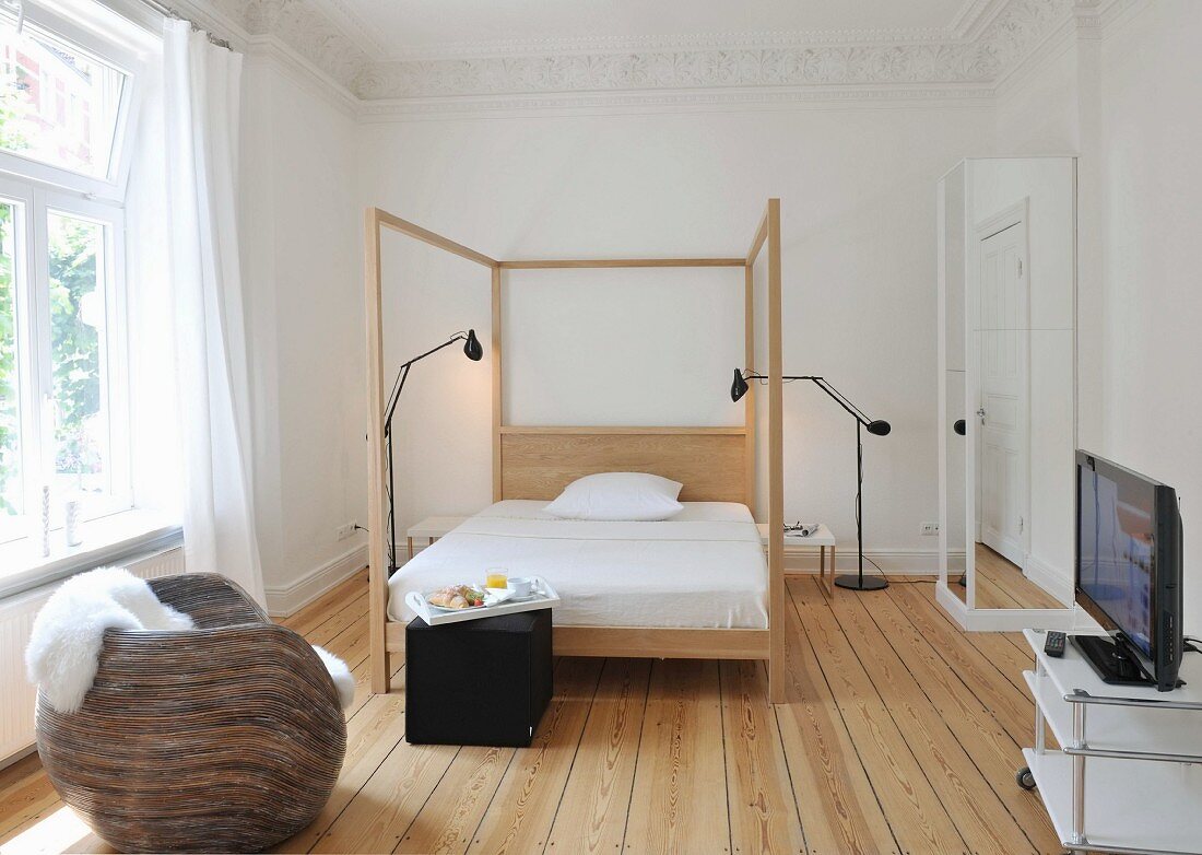 Minimalistisches Himmelbett im Schlafzimmer mit rustikalem Flair