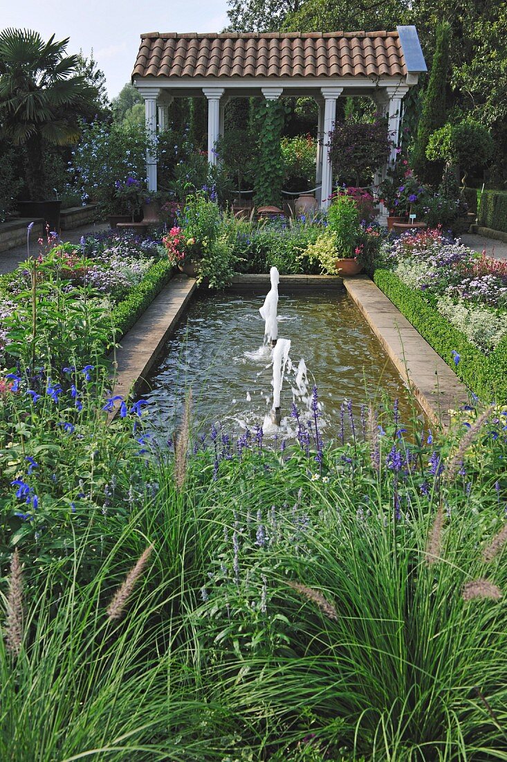 Garten mit Wasserbassin vor Pavillon in antik griechischem Stil