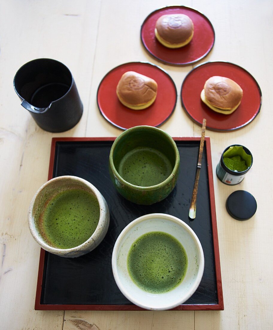 Japanisches Teegeschirr mit Matcha-Tee und Gebäck