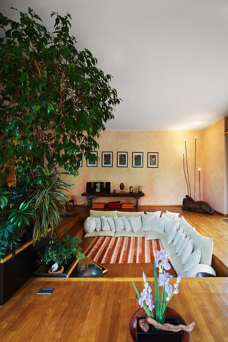 Moderne Sitzgruppe in Fussboden eingelassen in minimalistischem Wohnzimmer