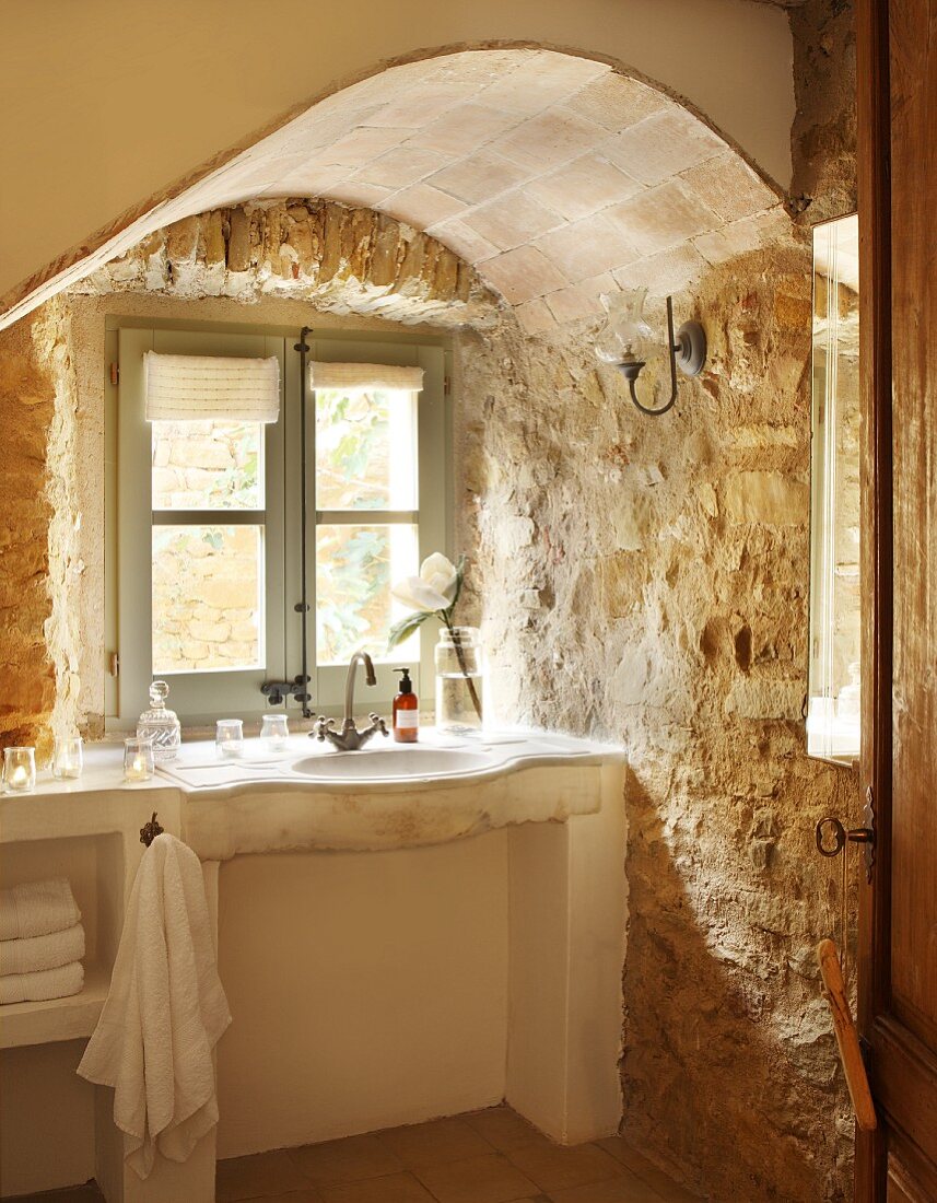Der Charme des Unperfekten - gemauerter Waschtisch in Fensternische mit groben Natursteinwänden