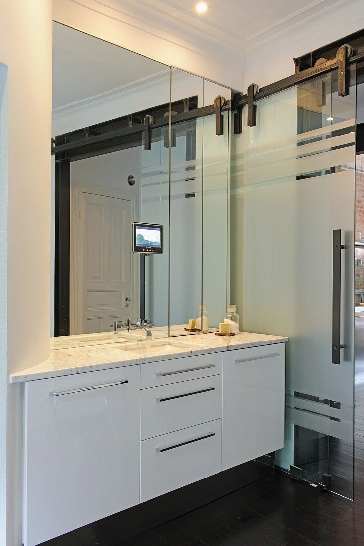 Modernes Badezimmer mit Spiegelwand