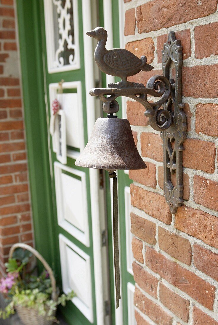 Glocke und Entenfigur an einer Haustür