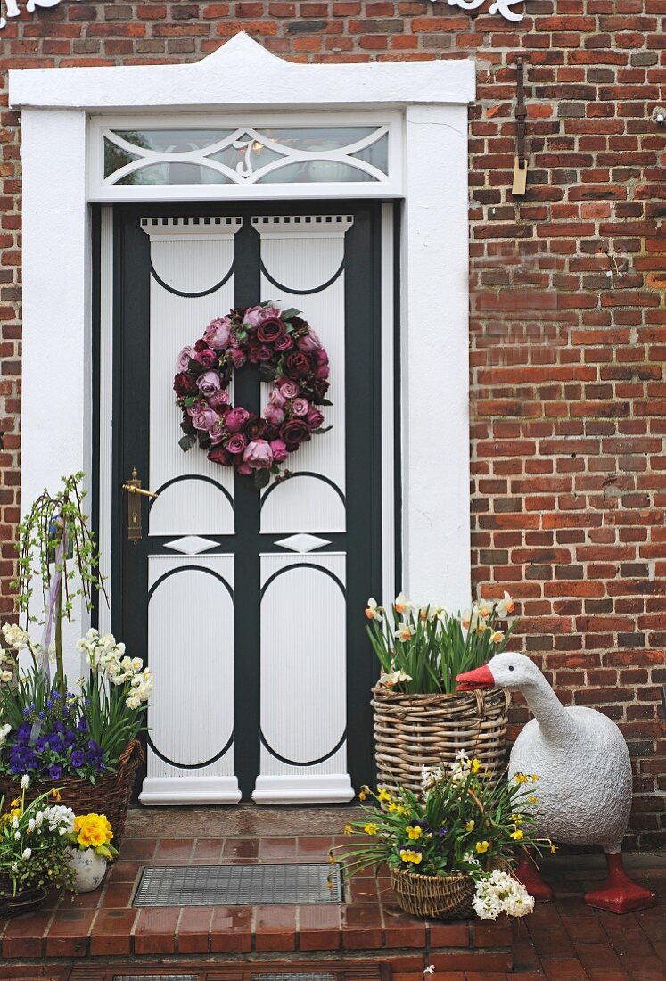 Blumenkranz an einer Haustür