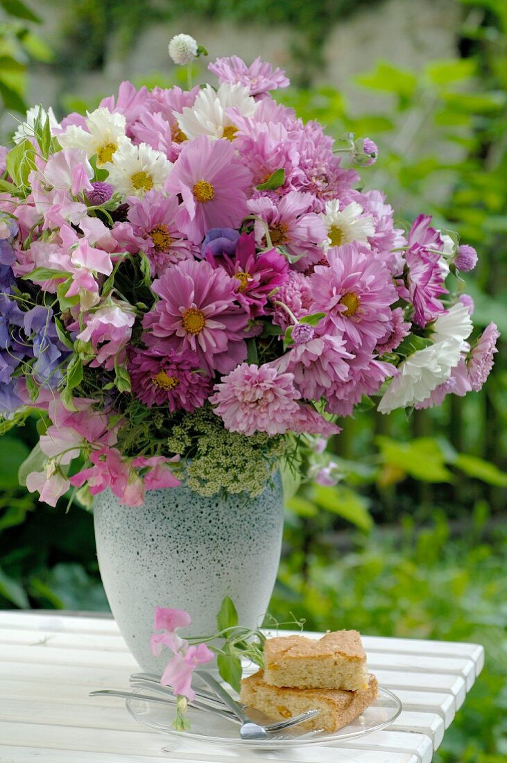 Bunter Blumenstrauß auf Gartentisch