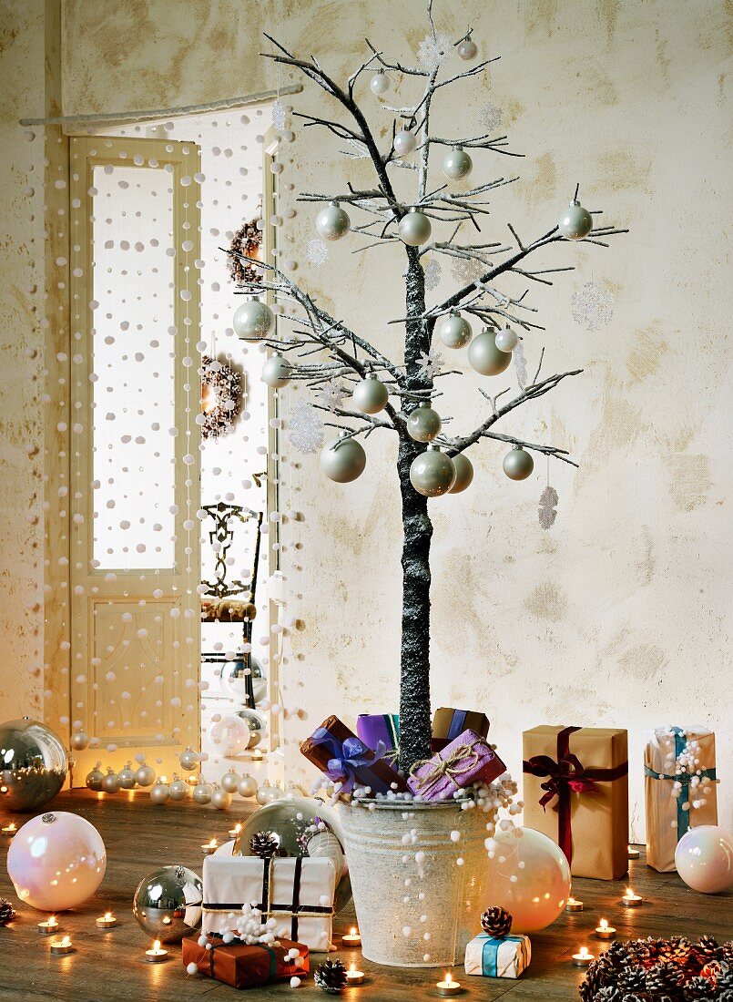 Moderner Christbaum und Weihnachtsgeschenke