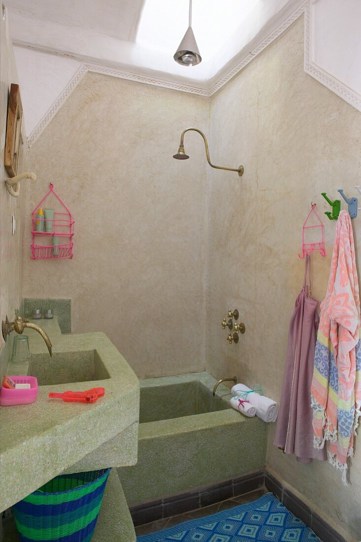 Mediterraner Flair im Bad mit gemauerter Badewanne und Waschtisch