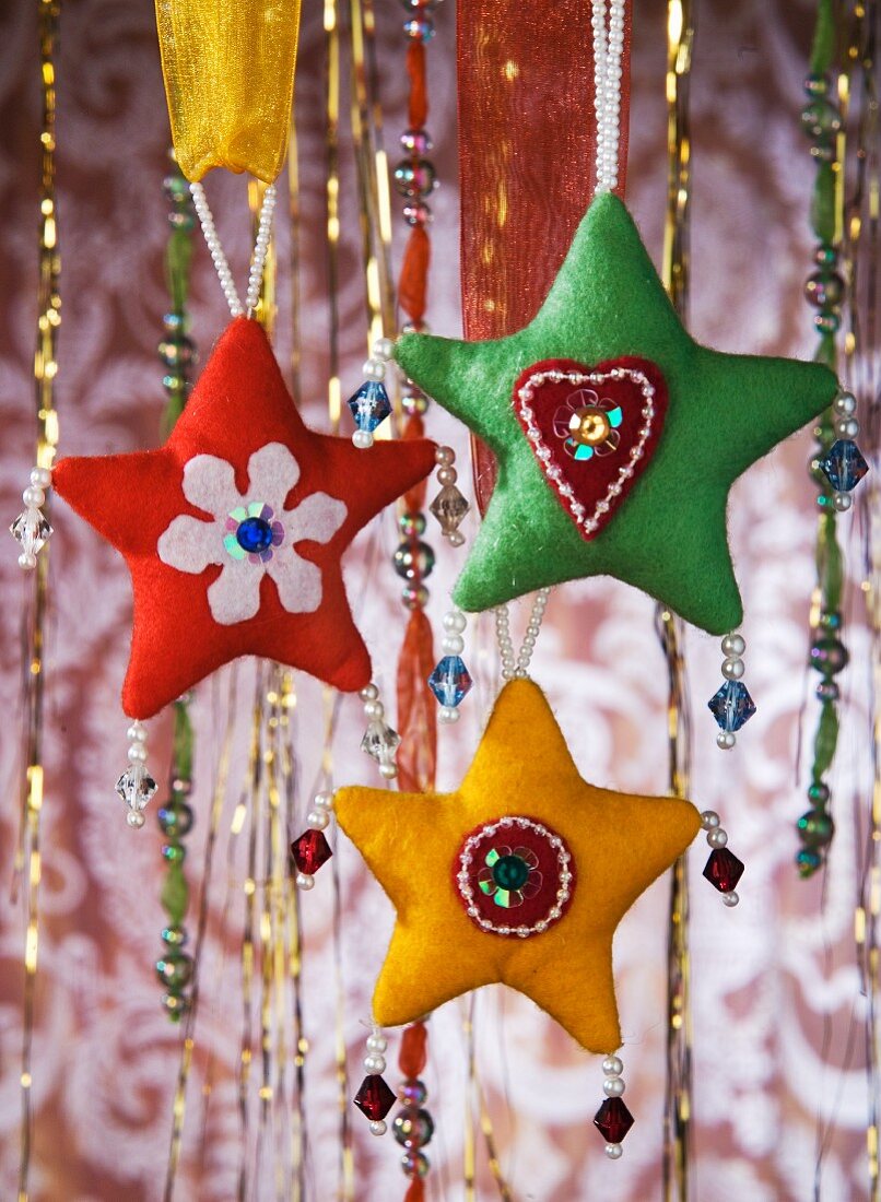 Fabric hearts and strings of beads as Christmas decorations
